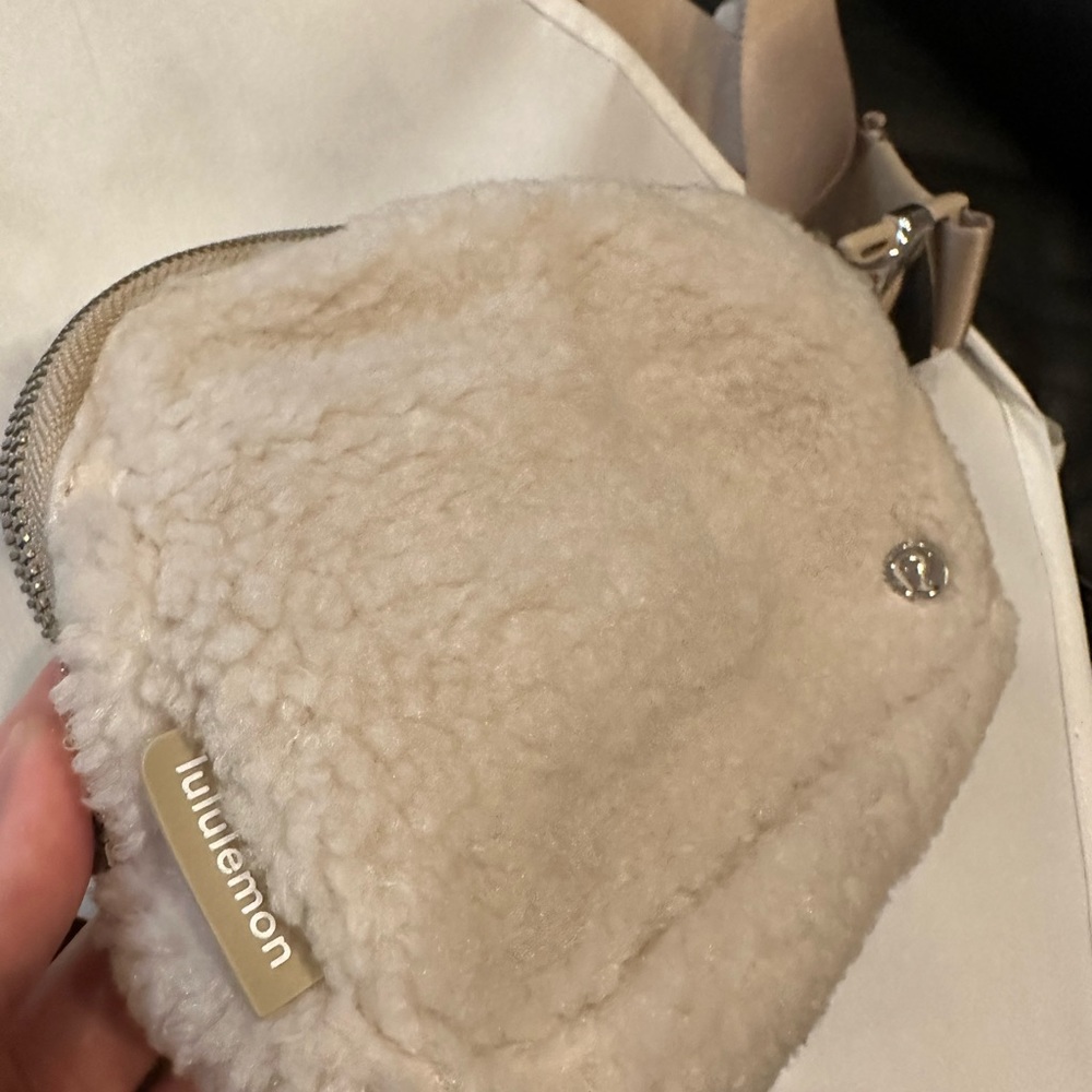 NWT Lululemon Fleece Everywhere Belt Bag in Ivory - Picture 4 of 5